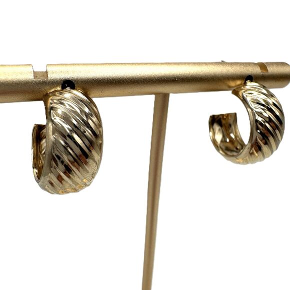 Vintage Bold Gold Hoops Chunky Huggie Twist Scalloped Design Costume Fashion - Picture 4 of 5